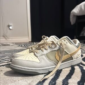 Nike Cream and Tan Sneakers Low-Top Design